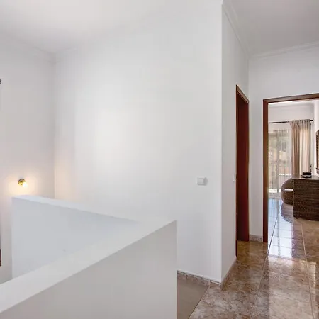 V2 A 400 M Da Da Falesia 펜션 *